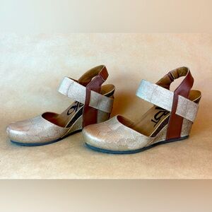 OTBT Rexburg women’s 10 M gold brown leather closed toe wedge sandals, like new